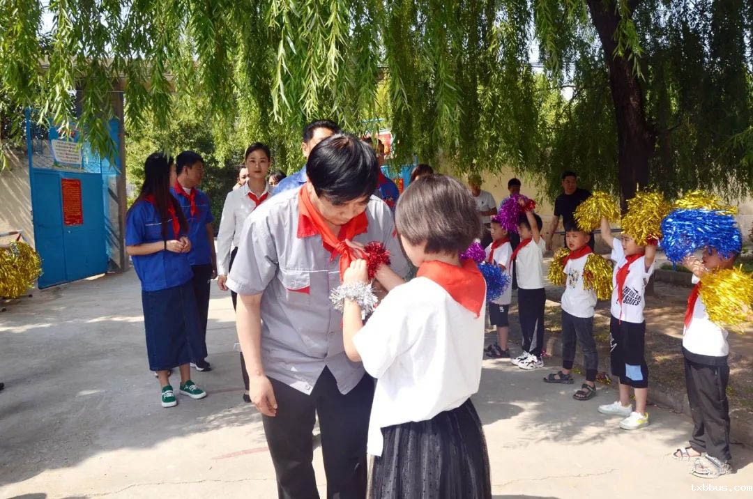 18luck手机客户端助教倾情乡村 大爱谱写育人新篇(图2)