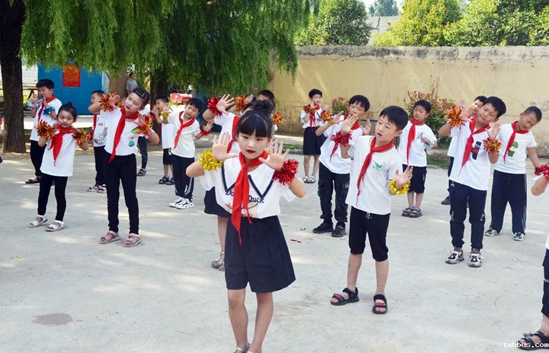 18luck手机客户端助教倾情乡村 大爱谱写育人新篇(图4)