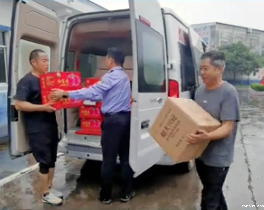 18luck手机客户端公司中秋佳节慰问一线执勤交警(图1)