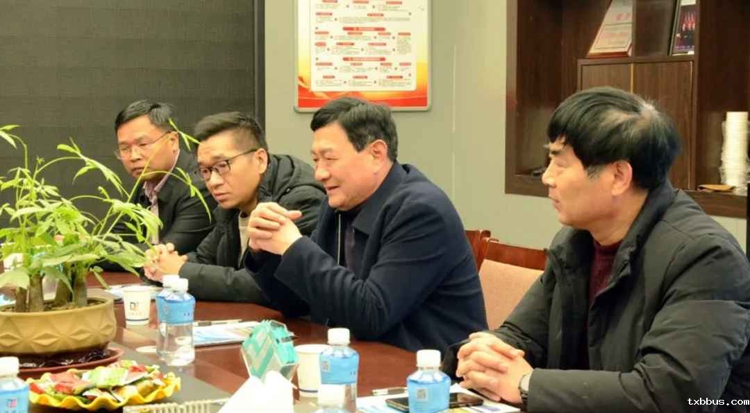 《人民日报》采访组深入18luck手机客户端公司调研采访(图5) 《人民日报》采访组深入18luck手机客户端公司调研采访(图5)