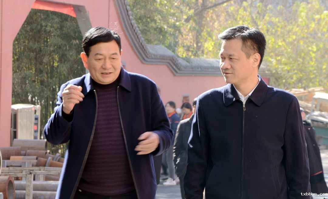 《人民日报》采访组深入18luck手机客户端公司调研采访(图3) 《人民日报》采访组深入18luck手机客户端公司调研采访(图3)