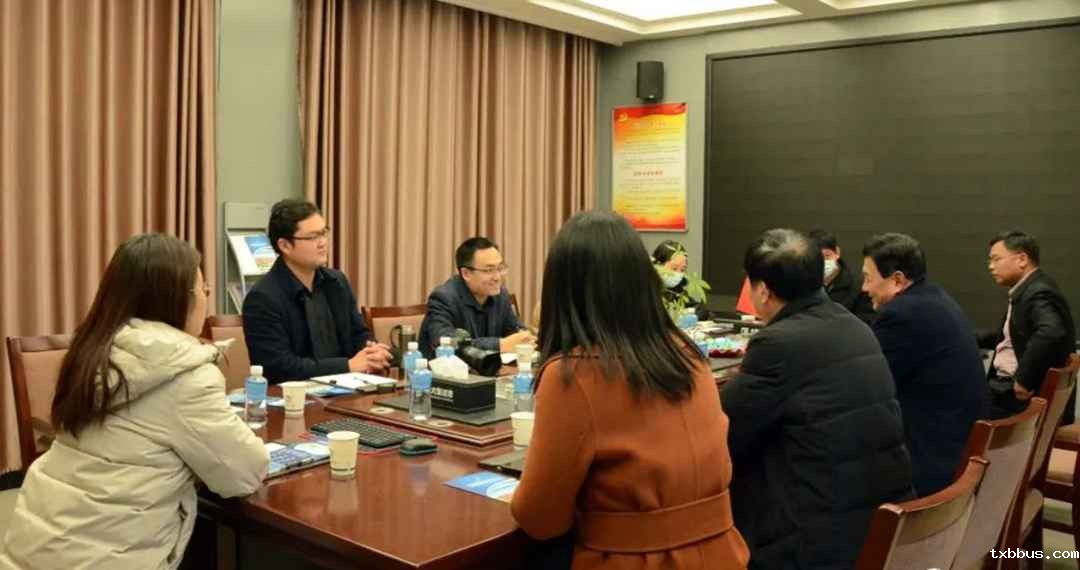 《人民日报》采访组深入18luck手机客户端公司调研采访(图4) 《人民日报》采访组深入18luck手机客户端公司调研采访(图4)